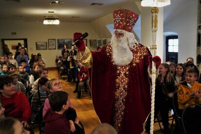 San Nicolás saluda a un grupo de niños durante una fiesta de Navidad, este sábado en Kiev