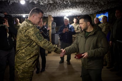 El presidente ucranio, Volodímir Zelenski, visitaba el 27 de marzo a una brigada en la región de Sumy, en el este de Ucrania.