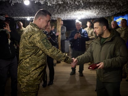 El presidente ucranio, Volodímir Zelenski, visitaba el 27 de marzo a una brigada en la región de Sumy, en el este de Ucrania.