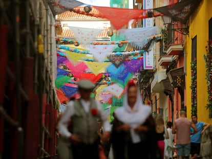 Ambiente durante las fiestas de San Cayetano, en la calle del Oso, en Madrid.