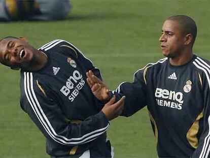 Marcelo (a la izquierda) juguetea con Roberto Carlos durante una sesión preparatoria.