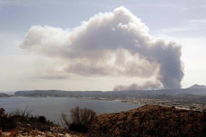 Vista general de la bahía de Xábia con la columna de humo del incendio que asola parte de los municipios alicantinos de Xábia y Benitatxell.