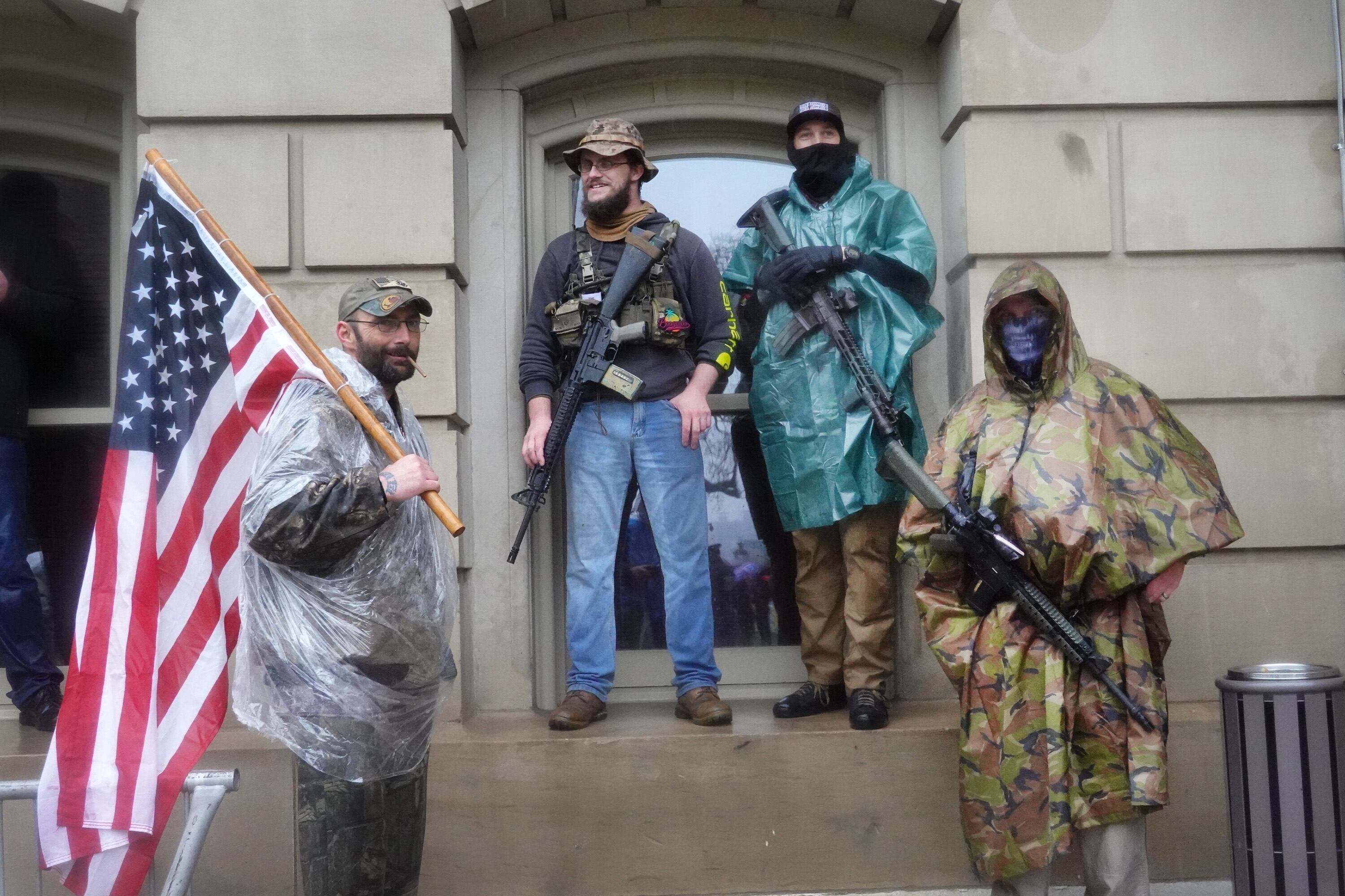 Manifestantes armados protestan contra las medidas para evitar contagios de Covid-19 en Michigan, en mayo de 2020.