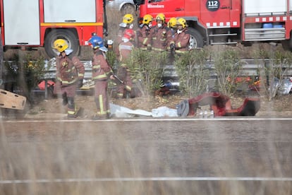 Bombers treballen en l'accident d'autobús a Tarragona.
