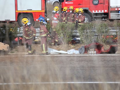 Bombers treballen en l'accident d'autobús a Tarragona.