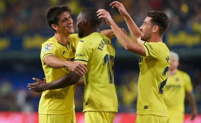 Los jugadores del Villarreal celebran un gol.