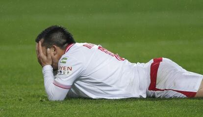 Medel se lamenta durante el partido.