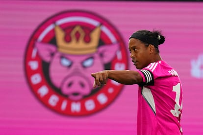Ronaldinho, con la camiseta del Porcinos FC, el equipo del 'streamer' Ibai Llanos en la Kings League.