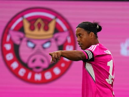 Ronaldinho, con la camiseta del Porcinos FC, el equipo del 'streamer' Ibai Llanos en la Kings League.