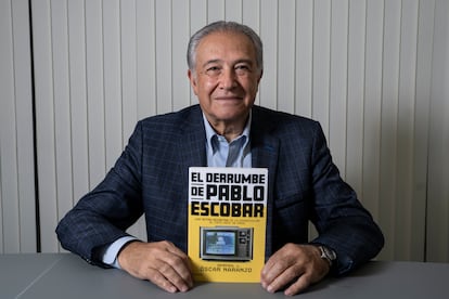 Óscar Naranjo Trujillo sostiene su libro 'El derrumbe de Pablo Escobar', en Bogotá.