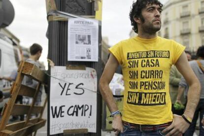 Uno de los jóvenes que participan en la Puerta del Sol de Madrid en la protesta del Movimiento 15-M.