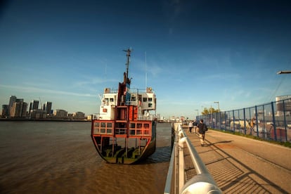 Esta ruta autoguiada invita a un paseo entre obras de arte contemporáneo y moderno al aire libre –el primero de su estilo en Londres– siguiendo, más o menos, la línea del meridiano de Greenwich desde el O2 hasta el Queen Elizabeth Olympic Park. Por el camino van sucediéndose obras escultóricas de Damien Hirst, Matin Creed, Gary Hume, Eduardo Paolozzi o Richard Wilson (en la foto, 'A Slice of Reality') en las que va indicando por dónde continúa el recorrido. La web (the-line.org) incluye mapas interactivos.