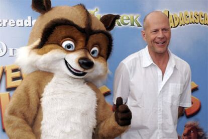 Bruce Willis, junto al mapache al que pone voz en <b><i>Vecinos invasores.