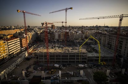 Obras en 2019 en el solar de la calle Raimundo Fernande Villaverde, donde antes estaba el Taller de Precisión de Artillería