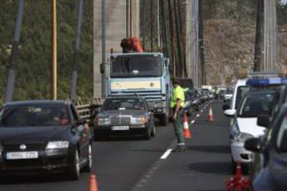 Tráfico de coches y camión por una autopista española. EFE/Archivo