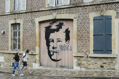 Grafiti de Arthur Rimbaud, inspirado en un retrato que le hizo Étienne Carjat en 1871, en una calle cercana a la casa del poeta en Charleville (Francia). 