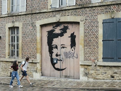 Grafiti de Arthur Rimbaud, inspirado en un retrato que le hizo Étienne Carjat en 1871, en una calle cercana a la casa del poeta en Charleville (Francia). 