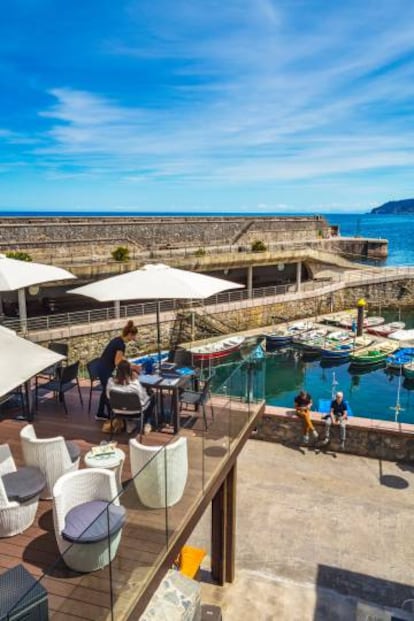 Terraza del restaurante Itxas Etxea, en el puerto de Elantxobe (Bizkaia).