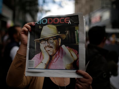 Una mujer muestra una imagen de Javier Valdez durante una manifestación de periodistas en Ciudad de México en el 2017.