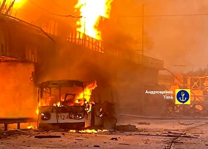 Un trolebús incendiado en el ataque ruso de esta madrugada contra la ciudad de Zaporiyia.