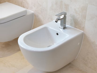 El bidé es un aparato que se utiliza para la higiene después de ir al baño.
