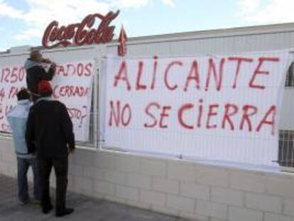 Empleados de la planta de Coca-Cola en Alicante, una de las cuatro que la empresa quiere cerrar en España, se han concentrado ante las puertas de la factoría para exigir la continuidad de producción en la misma.