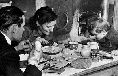 1946, Yugoslavia. Una familia come los alimentos repartidos por el UNRRA procedentes de donaciones, en Belgrado.