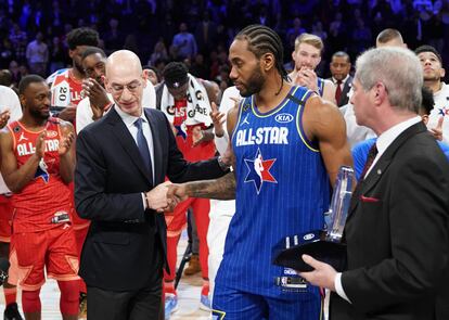 Adam Silver entrega el trofeo de All Star a Kawhi Leonard, en febrero.