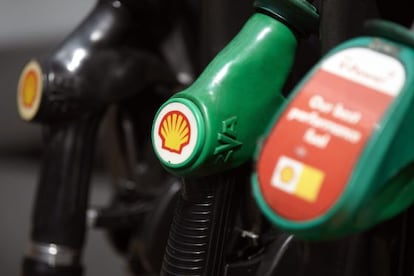 El logo Shell en un surtidor de combustible.