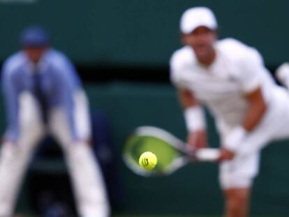 Mischa Zverev saca durante a partida contra Federer.