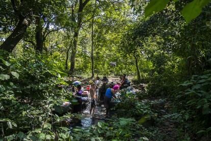 La gente tiene que acudir a las fuentes y ahí tienen que hacer absolutamente todo: lavan la ropa, se asean ellos y a los niños, lavan los cacharros y las cosas de casa… En la época húmeda tienen el acceso más fácil pero en la seca todo se complica más, hasta el punto de que hay gente que tiene que levantarse de madrugada para guardar largas colas y, al final, conseguir una garrafita de 20 litros. Dentro de poco tiempo, ni siquiera podrán coger esta cantidad, pues el acuífero se agotará en 30 años si persisten las prácticas de la embotelladora, que se llama Industrias La Constancia y es propiedad de la multinacional SabMiller.