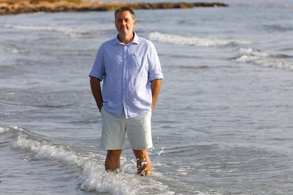 José Manuel Martínez, trasplantado de hígado tras la metástasis de un cáncer colorrectal, en una playa de Santa Pola.