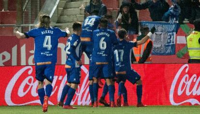 Los jugadores del Alav&eacute;s celebran la remontada ante ante el Girona.