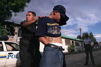 Un policía cachea a un marero en San Salvador, en una foto de archivo.