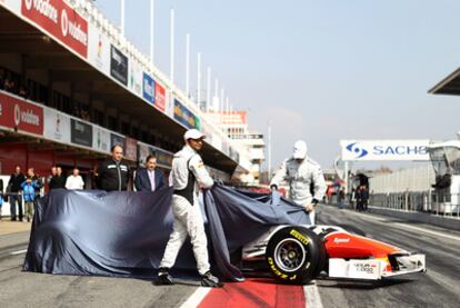 Vitantonio Liuzzi y Narain Karthikeyan desvelan el nuevo monoplaza de Hispania.