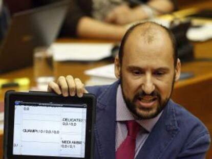 Josep Moreno, del PSPV, en la tribuna de las Cortes.