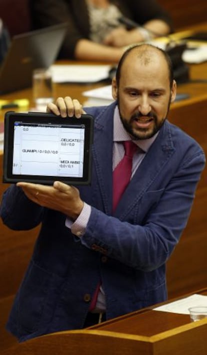 Josep Moreno, del PSPV, en la tribuna de las Cortes.