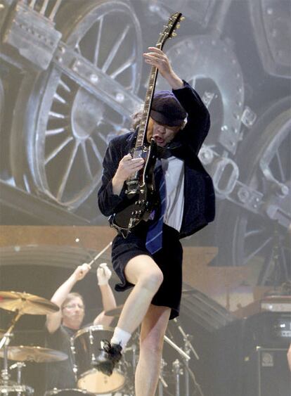 Angus young furante el concierto.