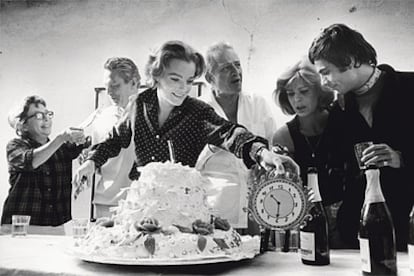 Romy Schneider cumplió 28 años en España y lo celebró con todo el equipo de la película. De izquierda a derecha, Marguerite Duras, Peter Finch, Jules Dassin, Melina Mercuri y Julián Mateos.