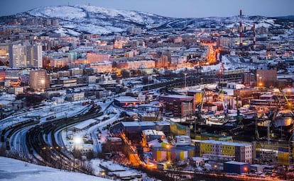 Vista nocturna de la ciudad septentrional de Múrmansk, cuyo puerto permanece abierto todo el año y es el principal del Ártico ruso.