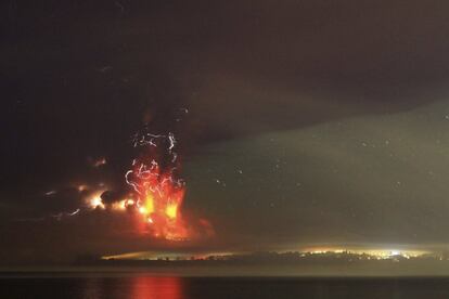 A fumaça e a lava expulsas pelo vulcão, vistas a partir do lago Llanquihue, em Puerto Varas, Chile.