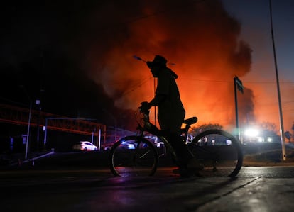 Un hombre en bicicleta observa de cerca uno los incendios en las afueras de Monterrey, este 4 de marzo.