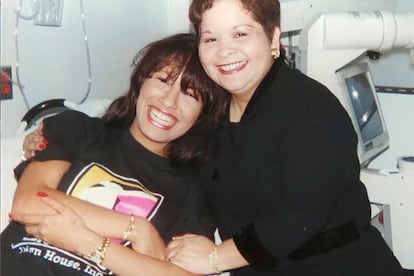 Selena Quintanilla and Yolanda Saldivar, en una imagen del documental de Oxygen