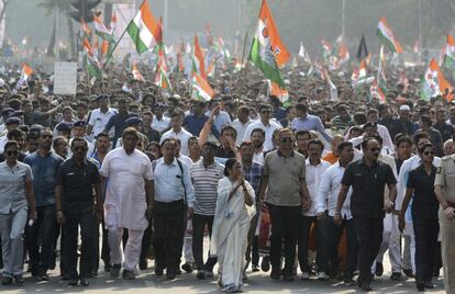 Las protestas en la India contra una polémica enmienda legal, que pretende dar la ciudadanía a inmigrantes irregulares pero excluye a los musulmanes, se han extendido al ámbito universitario. En la imagen, Mamata Banerjee, ministra jefe de Bengala oeste, encabeza una manifestación este lunes en Calcuta.