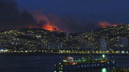 El humo del gran incendio se eleva sobre la ciudad chilena de Valparaíso.