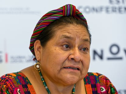 Rigoberta Menchú Tum, ganadora del Premio Nobel de la Paz en 1992, habla con periodistas durante una conferencia en Carcavelos (Portugal), en 2019.