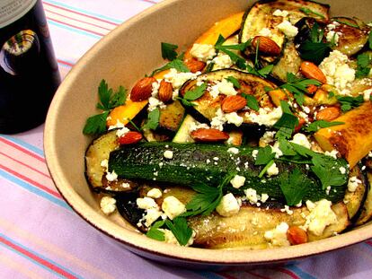 Verduras a la parrilla con miel, queso y almendras