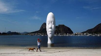 La escultura 'Awilda' de Plensa, que estuvo tres meses instalada en la Bahía de Guanabara, Brasil, dentro del agua.