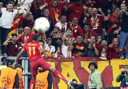 Drogba celebra el gol de cara a los aficionados.