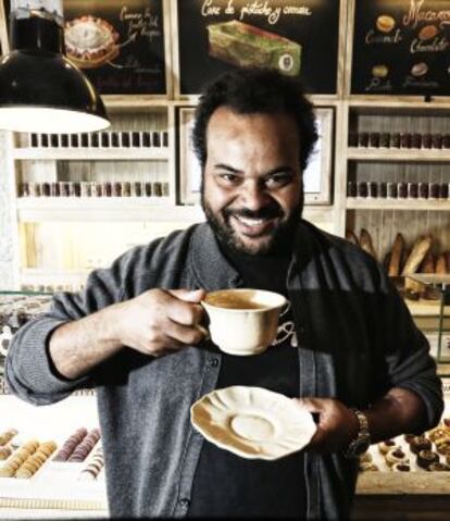 El m&uacute;sico posa con un taz&oacute;n de caf&eacute; en la pasteler&iacute;a Mam&aacute; Framboise, donde le gusta arrancar el d&iacute;a.